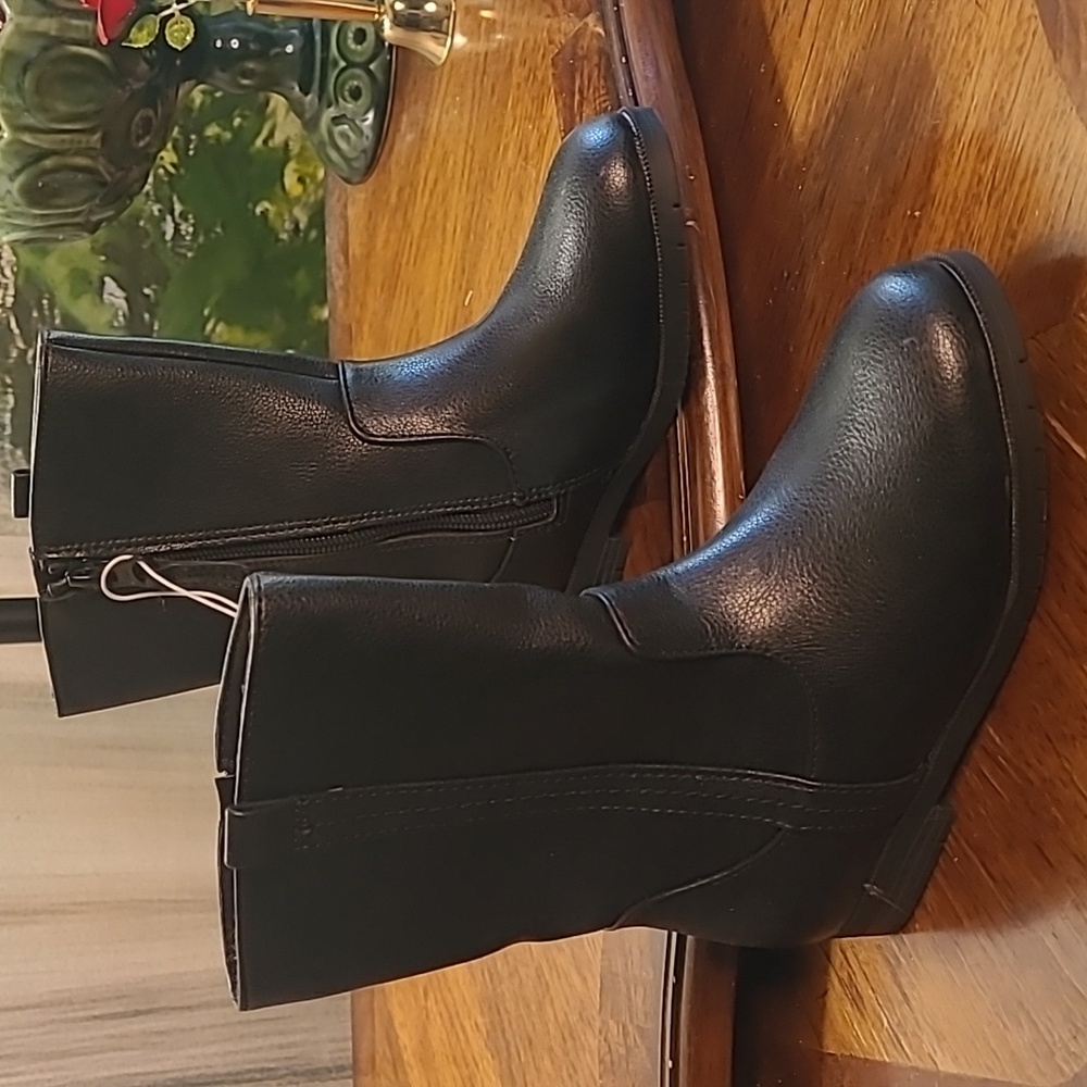 New with tags! Cat & Jack Mimi Girls 11 slip on black faux leather boots